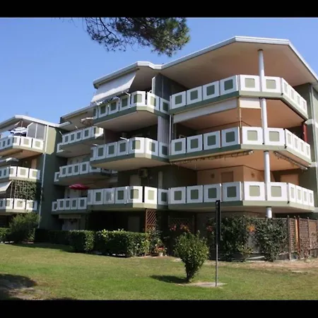 Lägenhet With Swimming Pool And Tennis Courts In *
